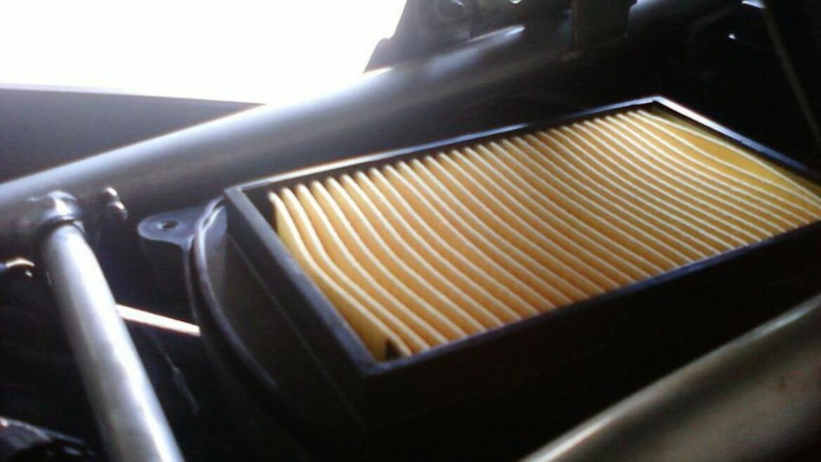 Cara Membersihkan Filter Udara Motor Sendiri (Bisa Dicuci Vs Ganti)