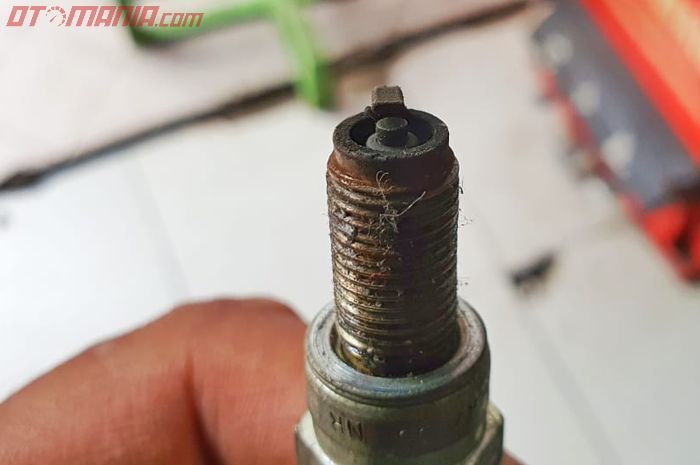 Cara Cek Dan Ganti Busi Motor (Deteksi Kondisi Busi Dari Warnanya)