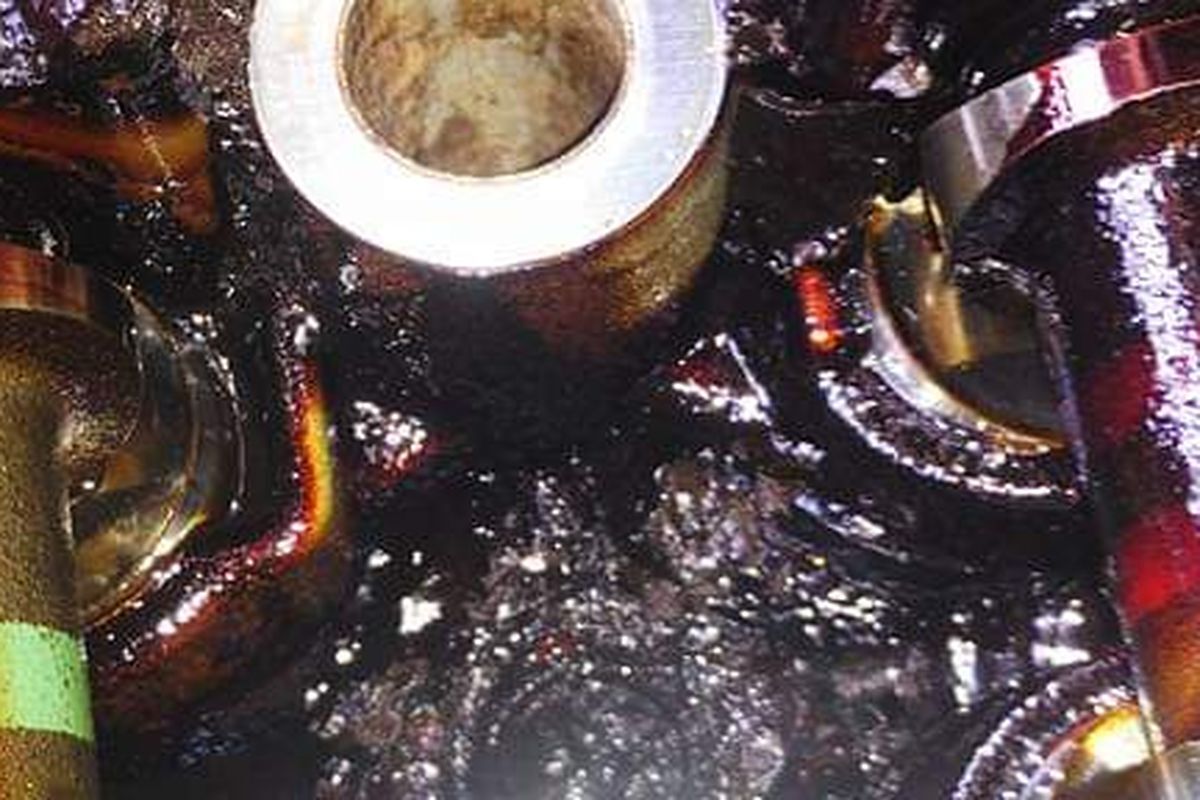 Waspada! Ini 3 Bahaya Mengisi Oli Mesin Terlalu Banyak (Overfill)