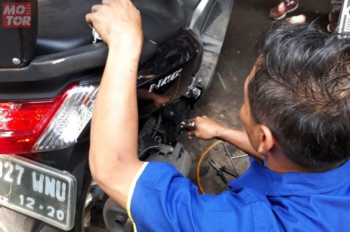 Kapan Waktu Tepat Ganti Oli Motor? Berdasarkan Kilometer Atau Bulan?