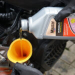 Ganti Oli Mesin Motor Sebaiknya Ikuti Hitungan Bulan atau Kilometer?