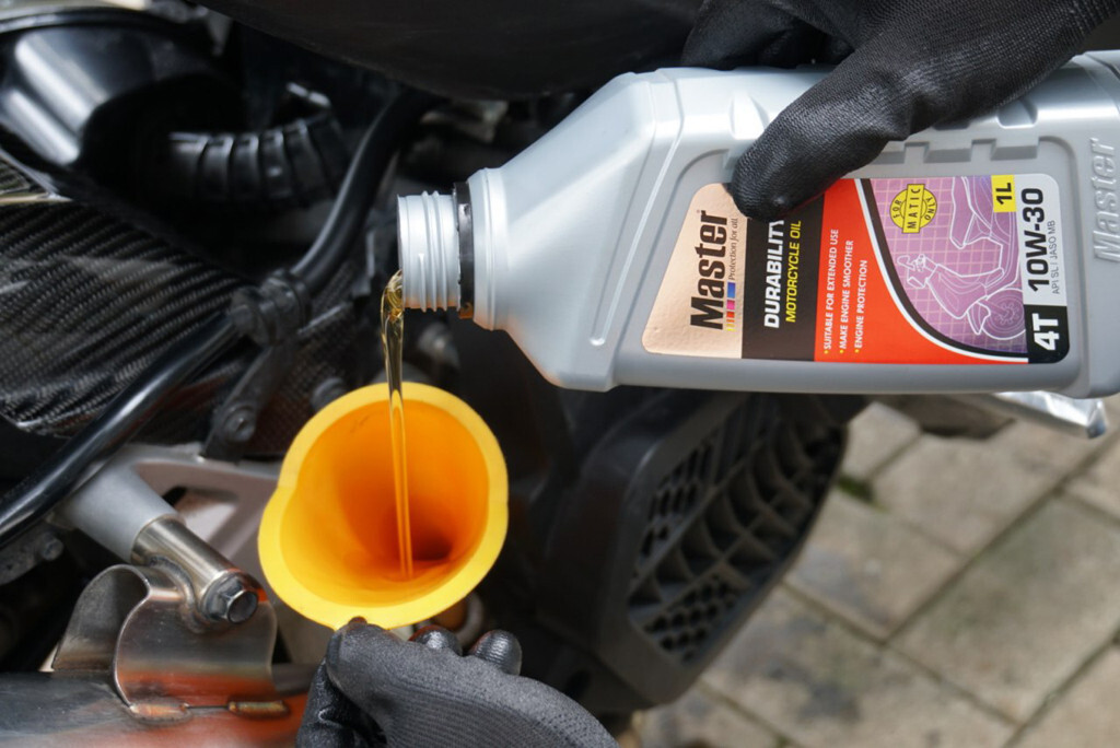 Ganti Oli Motor Sebaiknya Saat Mesin Panas Atau Dingin? Ini Jawabannya