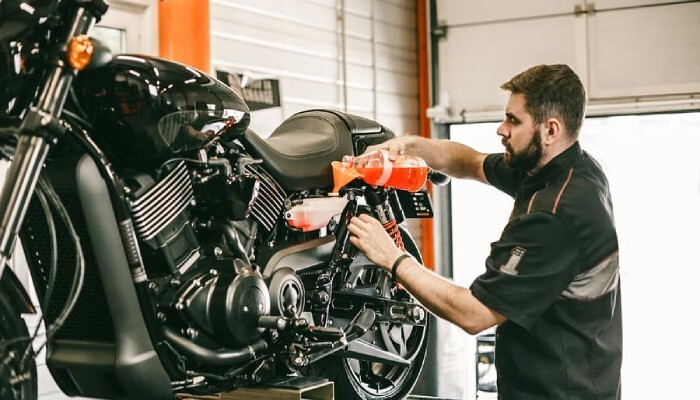 Servis Ringan Motor Apa Saja Selain Ganti Oli? (Yang Bisa Dikerjakan Sendiri)