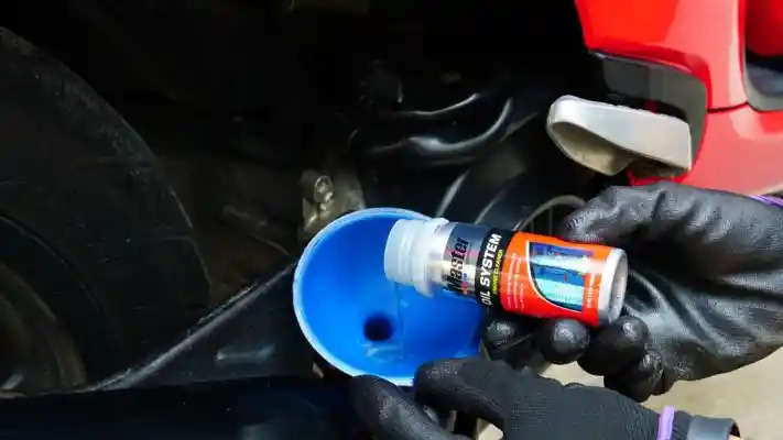 Perlukah Pakai Engine Flush Saat Ganti Oli Motor? Mitos Vs Fakta