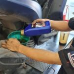 Cara Cek Kondisi Oli Mesin Mobil Pakai Tisu, Begini Langkahnya - Gridoto