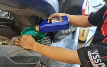 Cara Cek Kondisi Oli Mesin Mobil Pakai Tisu, Begini Langkahnya - Gridoto