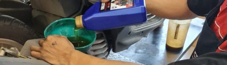 Cara Cek Kondisi Oli Mesin Mobil Pakai Tisu, Begini Langkahnya - Gridoto