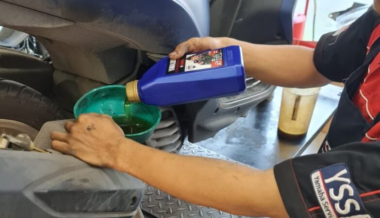 Cara Cek Kondisi Oli Mesin Mobil Pakai Tisu, Begini Langkahnya - Gridoto